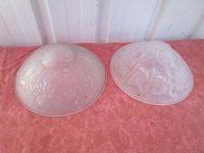 2 VASQUES (LUSTRES) AUX DECORS FLEURIS EPOQUE ART DECO EN VERRE MOULE