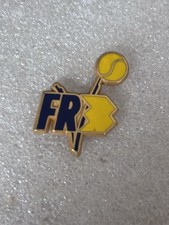 pin's Différents FR3 Émission Sport Tennis Balle Logo France Signé Decat Paris