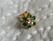 une mini boucle d oreille  or