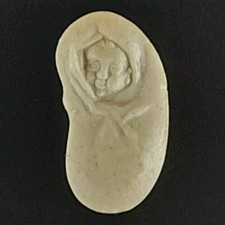 Fève LE BÉBÉ EMMAILLOTÉ Limoges Castel Biscuit (A181)