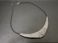 Collier ras de cou plastron