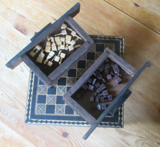 ancien  jeu d’échecs complet petite table bois marqueterie à tiroir unique