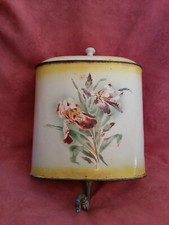 Belle fontaine à eau en tôle