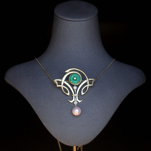 Collier pendentif broche - &,
