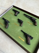 Mam Uniwerk Cadre Avec Miniature Pistolet Revolver Jouet Ancien