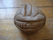 Ancien ballon de foot cuir à lacet,ca 1950