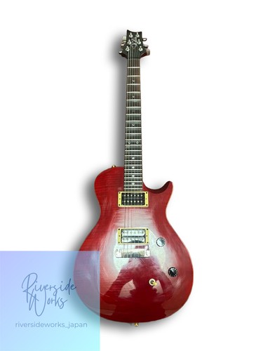 Guitare électrique festonnée