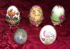 LOT DE 5 OEUFS PORCELAINE ET PIERRE 3 TYPE FABERGE  1 LUNEVILLE ET 1 PIERRE DURE