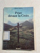 Prier devant la croix pour