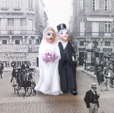 Feve Ancienne Allemande Les Mariés 28mm Biscuit Hertwig Figurine Sujet Miniature