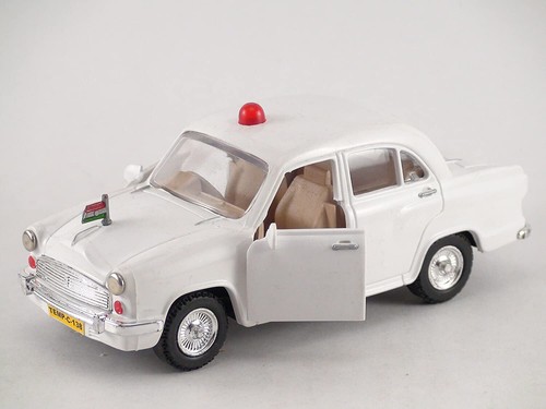 Voiture ambassadeur blanche - voiture, d'ambassadeur