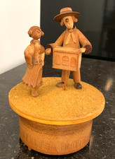 Boite à musique en bois tournante années 70, sculpture musicien et danseuse, BE