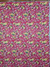 ancien rideau , tissu fond rouge a fleurs jaunes / R 3