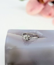 Bague solitaire centrée d'un