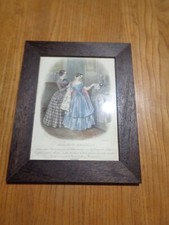 Gravure couleur encadrée  mode Magasin des demoiselles femmes devant cheminée