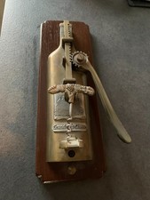 Grand tire bouchon mural à crémaillère en fonte sur support bois