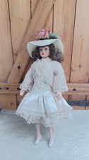 Poupée de collection en porcelaine élégante avec chapeau 47 cm