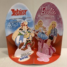 Rare PLV pub kinder surprise diorama mixte Astérix  Barbie et Schtroumpf 2012