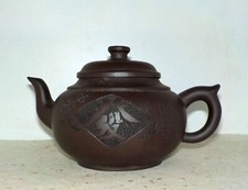 Théière de Yixing Chine décor paysage & d'idéogrammes Terre Cuite - C4