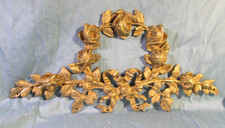 Ancien fronton en bronze doré clair  au ruban noué et roses, 39 cm, signé MA