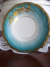 2 SOUS TASSES PORCELAINE ANCIENNE  DECOR FLORAL EN RELIEF COULEUR OR 