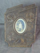 GRAND CADRE-PHOTO en bois sculpté: Souvenir de Bretagne.