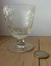Verre ancien à porto en cristal, fabrication tchèque, décor animalier gravé