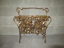 ANCIEN PORTE REVUES EN FER PEINT EN DORÉ TOUT ORNÉ DE ROSES ET FEUILLES EN FER