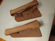 2 Anciens Fer À Repasser  En Fonte   17cm - 16cm