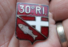 ANCIEN INSIGNE ÉMAILLÉ AUGIS