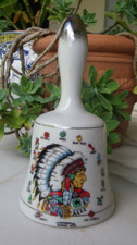 CLOCHE DE TABLE EN PORCELAINE - CHEF INDIEN ET SYMBOLES INDIENS - 13,5 cm