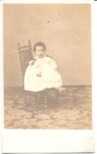 Photo CDV Portrait bébé fille japonaise sur sa chaise circa 1860 tirage albuminé