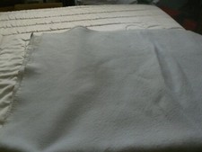 COUVERTURE BLANCHE EPAISSE EN