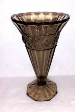 ART DECO JOLI VASE EN VERRE PRESSE MOULE