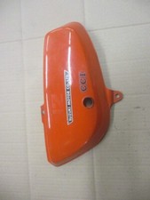 Cache latéral droit pour