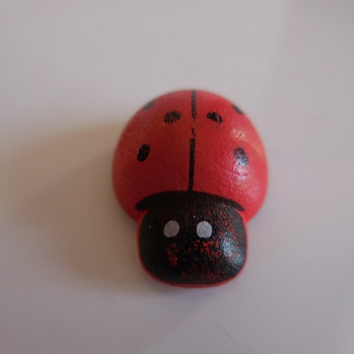 Figurine coccinelle rouge noir