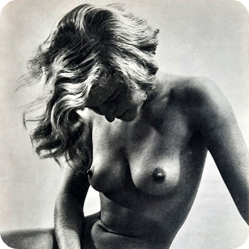 Assia nue assise - assia, assise,