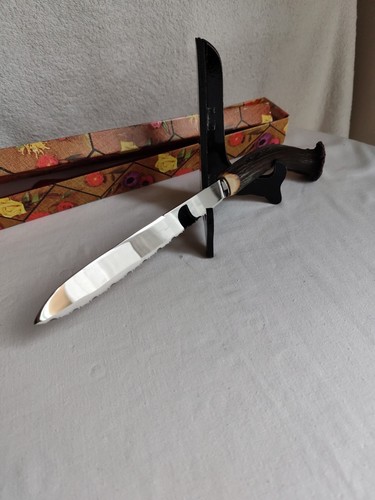 Couteau pain dans un - à,