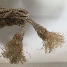 PAIRE EMBRASSES EGLISE