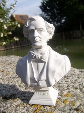 RE0102 FIGURINE  REPRODUCTION