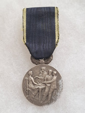 Une médaille boutonnière  "