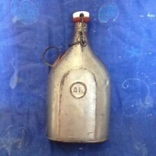 Petite bouteille en métal chromé avec bouchon mécanique en porcelaine 