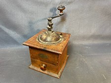 Ancien moulin à café en bois