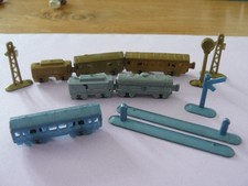 MINIATURE TRAINS ET ACCESSOIRES - LOT DE 12 ELEMENTS- ANNEES 1960