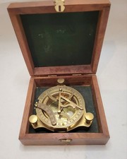 Boussole marine avec cadran solaire