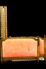 lit Louis XVI en bois hêtre patine antique finement sculpté . XX siècle .