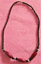 * COLLIER PERLES NOIRES ET CÉRAMIQUE MARRON ROUGE *