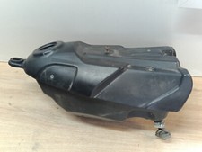 UN RESERVOIR ESSENCE ROBINET