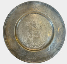 assiette en étain représentant l'enfant et la vierge daté 1704 . XVIII siècle .