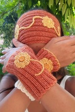 Ensemble bandeau et manchettes tricotés main, fleurs au crochet, orange, jaune